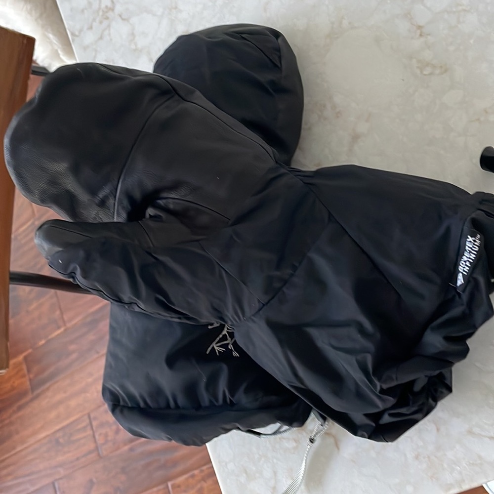 Arc’teryx AlphaSV gloves, no helmet.